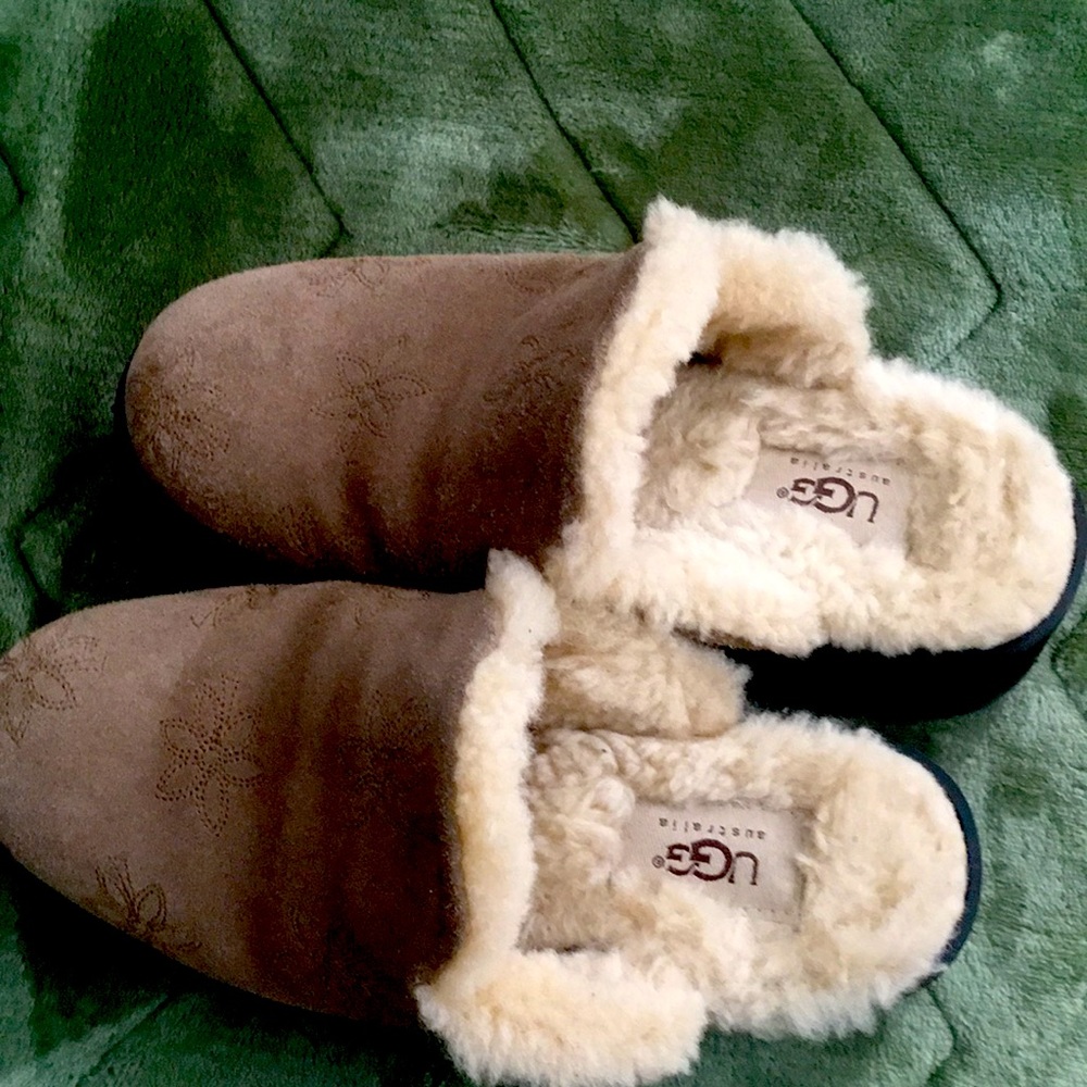 UGGs size 7 mules Tope color very comfortable